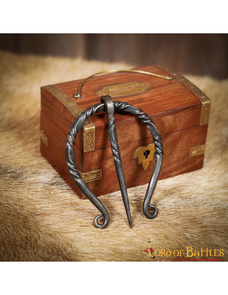 Chiusura a fibula per mantello in...