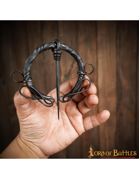 Fibula celtica in ferro battuto con nodi