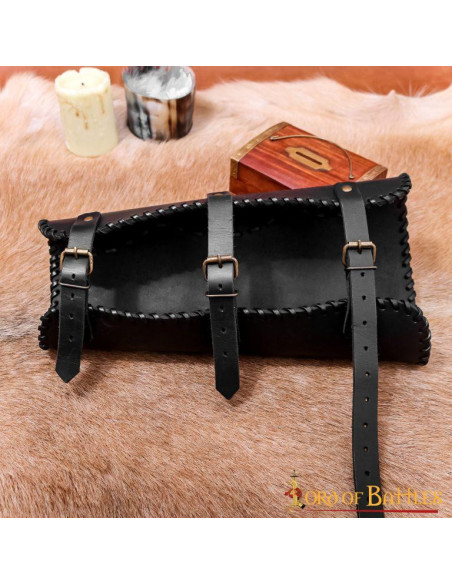 Schinieri medievali in pelle con...