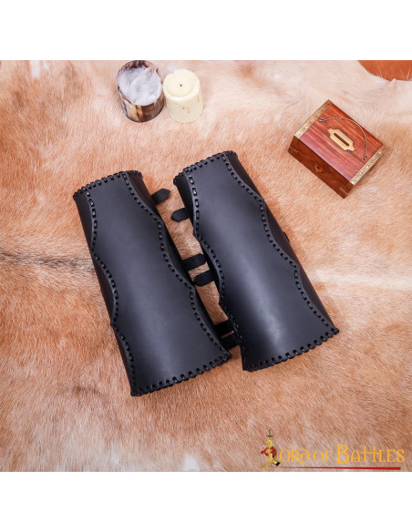 Schinieri medievali in pelle con...