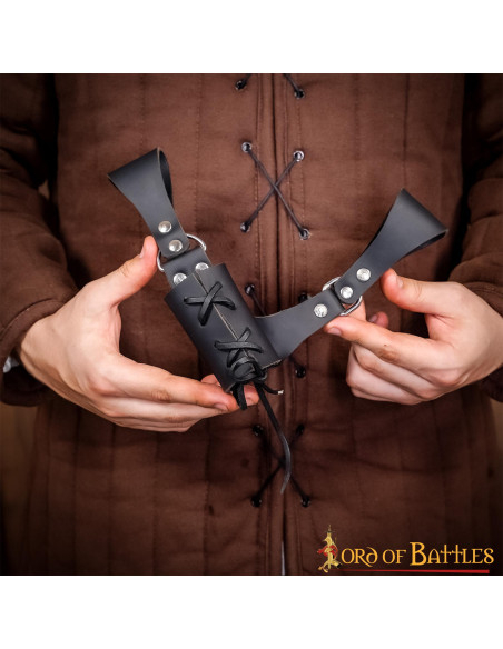 Baldacchino medievale in pelle nera...