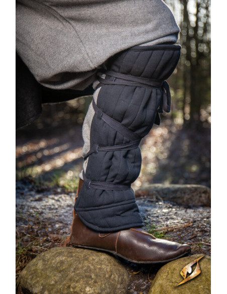 Schinieri medievali imbottiti, neri