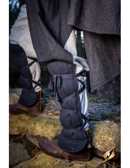 Schinieri medievali imbottiti, neri