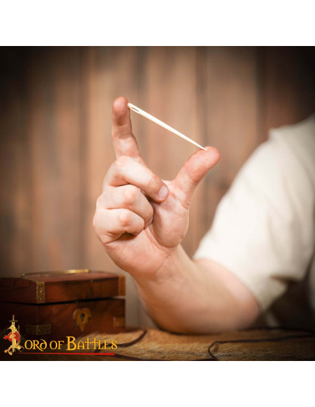 Ago per ricamo medievale in osso (9 cm.)