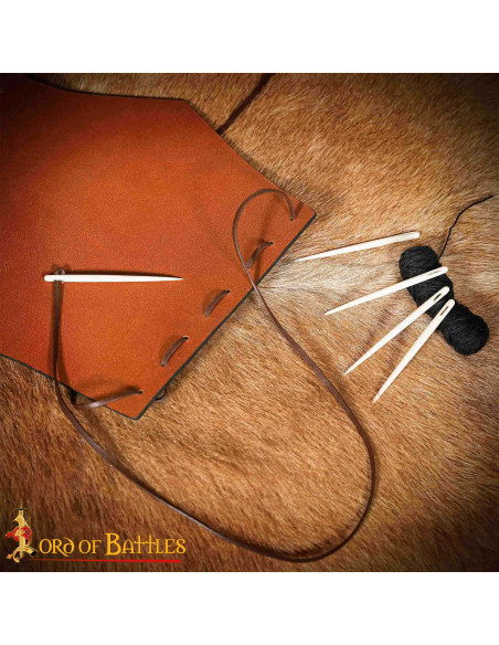 Ago per ricamo medievale in osso (9 cm.)