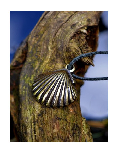 Ciondolo medievale con conchiglia di...