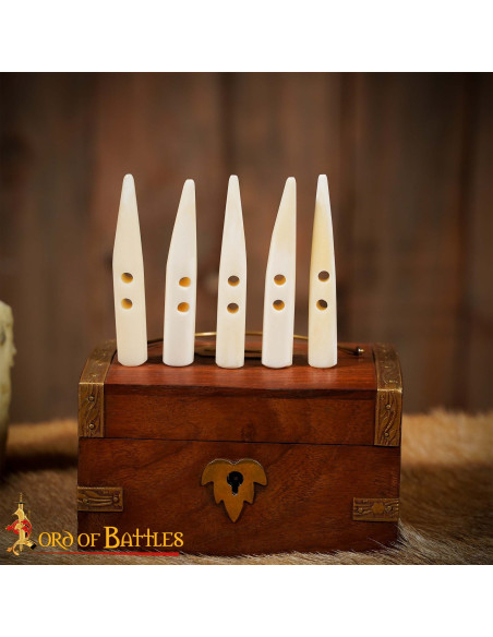 Set di 5 bottoni in osso intagliato...