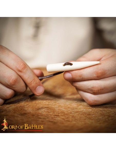 Set di 5 bottoni in osso intagliato...