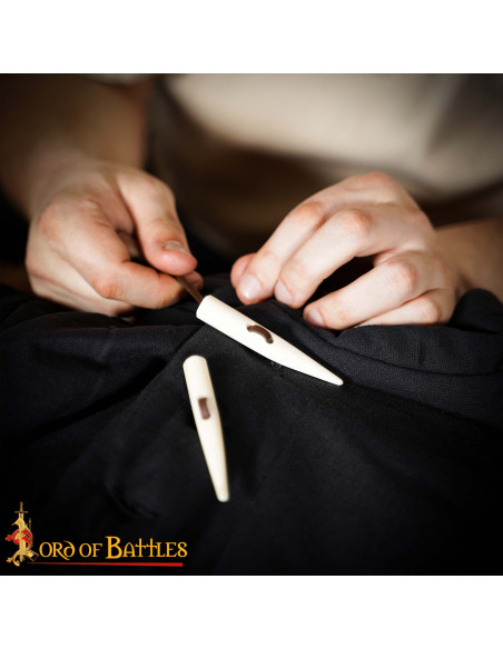 Set di 5 bottoni in osso intagliato...