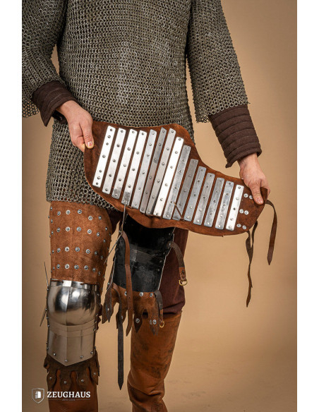 Armatura medievale per gambe in pelle...