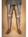 Gambe per armatura medievale in acciaio lucido