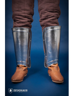 Schinieri classici da guerriero in acciaio lucido