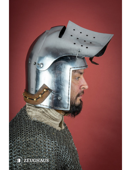 Bacinella medievale con visiera...