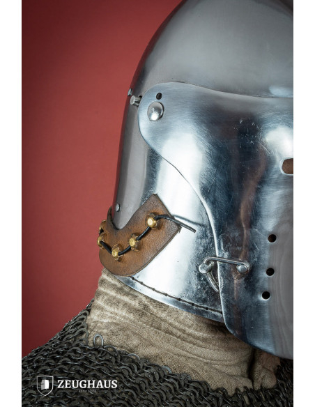 Bacinella medievale con visiera...