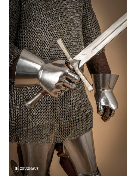 Guanti medievali in acciaio lucido...