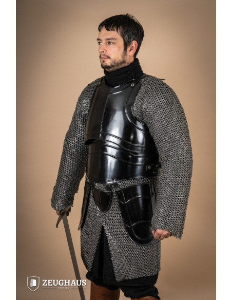 Corazza da guerriero medievale con...