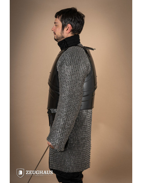 Corazza da guerriero medievale con...