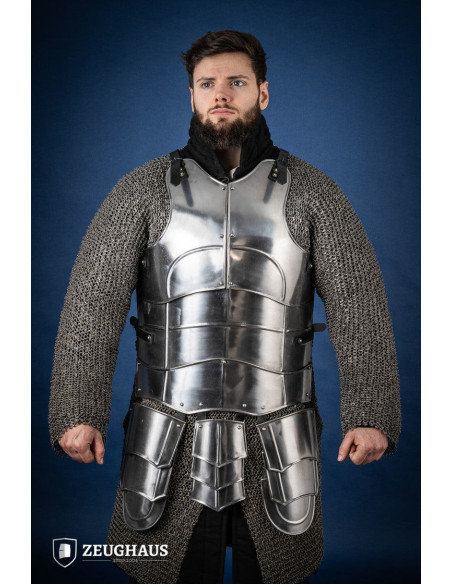 Corazza medievale con cinghie,...