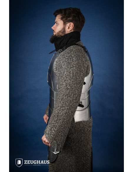 Corazza medievale con cinghie,...