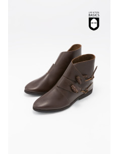 Scarpe medievali con chiusura laterale con nodo