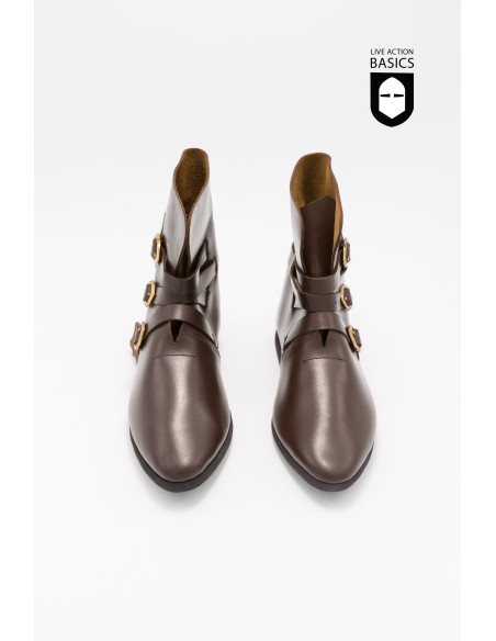 Stivali alti medievali con chiusura...