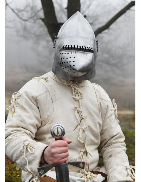 Bacino del castello medievale di...