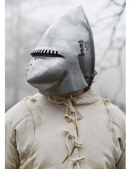 Bacino del castello medievale di...