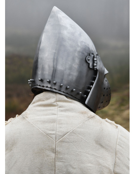 Bacino del castello medievale di...