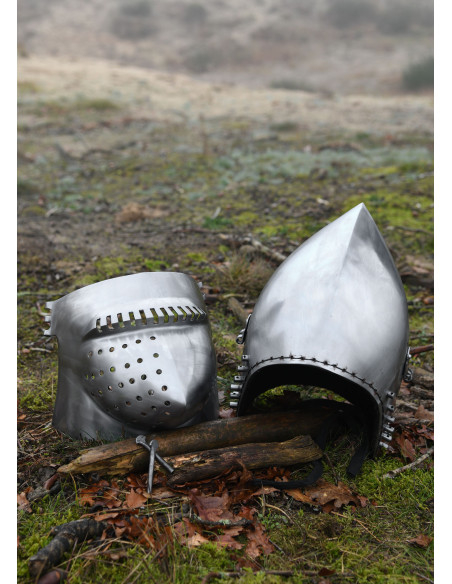 Bacino del castello medievale di...