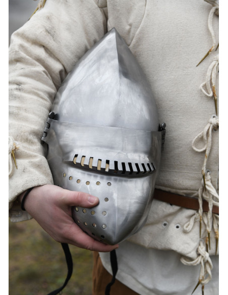 Bacino del castello medievale di...