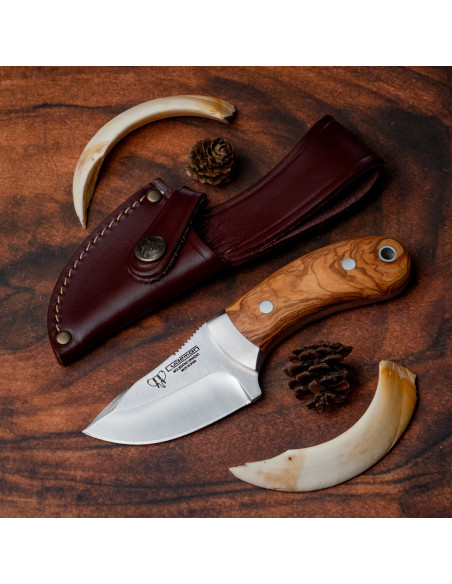 Coltello per scuoiare manico in oliva, lama 7,5 cm.