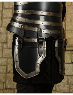 Scudieri medievali in acciaio annerito con bordi argentati