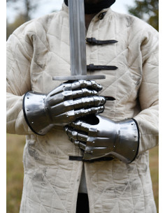 Guanti medievali del XIV secolo con borchie decorative 2