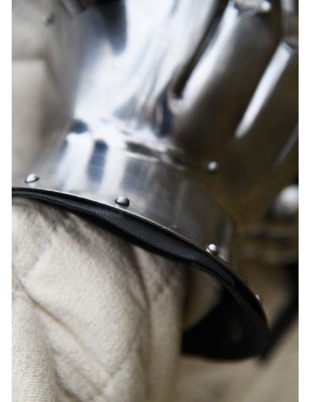 Guanti medievali del XIV secolo con...