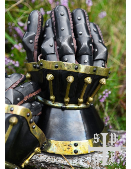 Guanti a forma di clessidra di Milano...