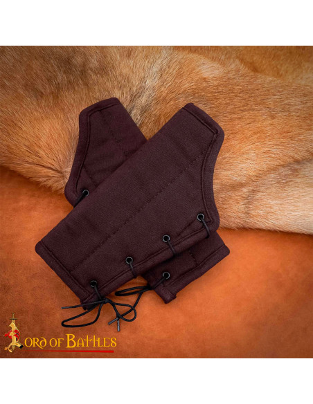 Brazaletti medievali imbottiti in...