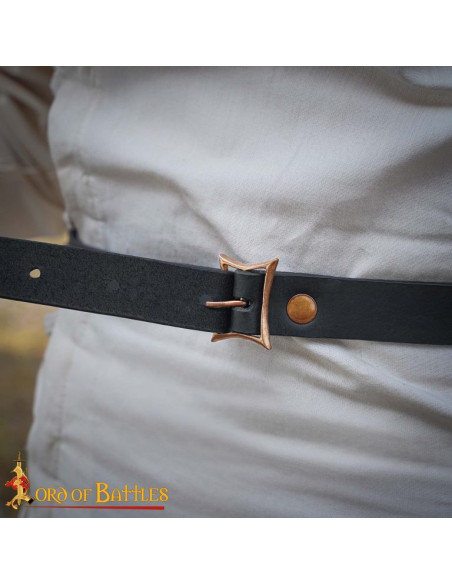 Fibbia di cintura medievale in bronzo...