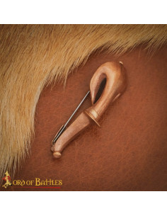 Fibula romana in bronzo: lunga 8,5 cm. 2