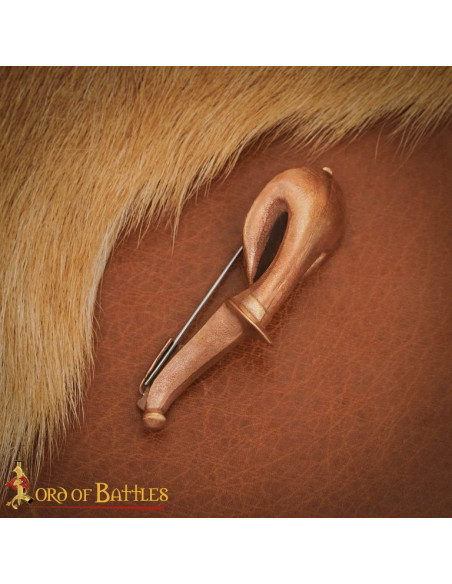 Fibula romana in bronzo: lunga 8,5 cm.