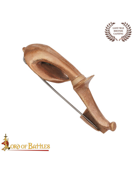Fibula romana in bronzo: lunga 8,5 cm.