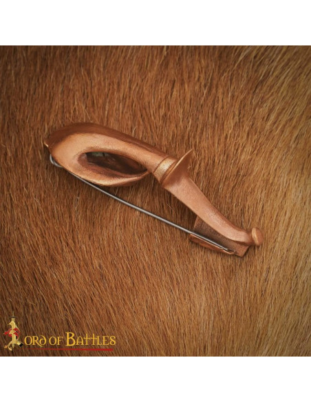 Fibula romana in bronzo: lunga 8,5 cm.