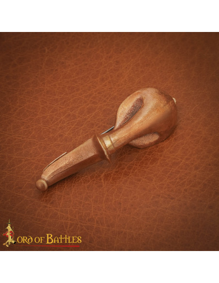 Fibula romana in bronzo: lunga 8,5 cm.