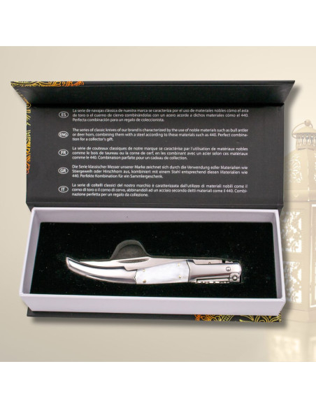 Navaja Carraca serie Perla con grabados