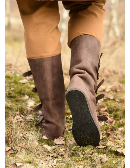 Stivali medievali alti con chiusura a...