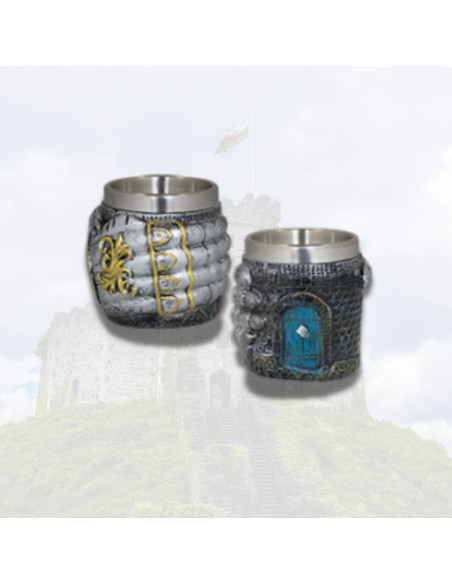 Vaso medieval per shot mano di guerriero