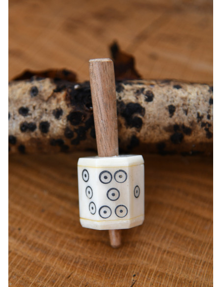 Dado rotante fatto di osso