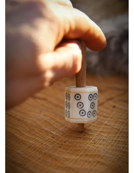 Dado rotante fatto di osso