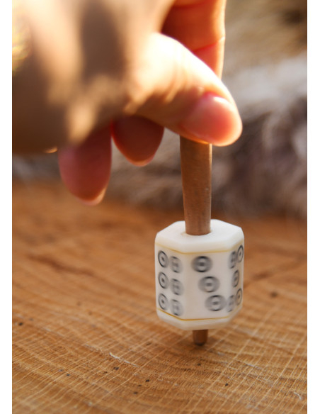 Dado rotante fatto di osso