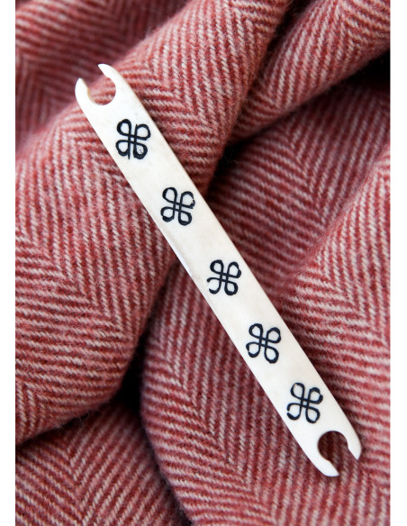 Navetta in osso con nodi celtici