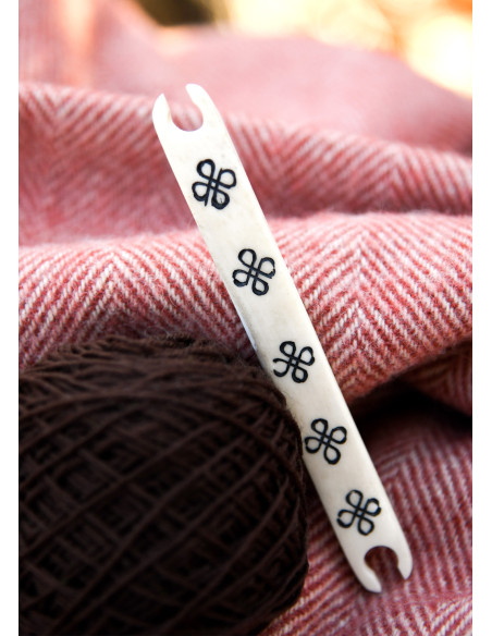 Navetta in osso con nodi celtici